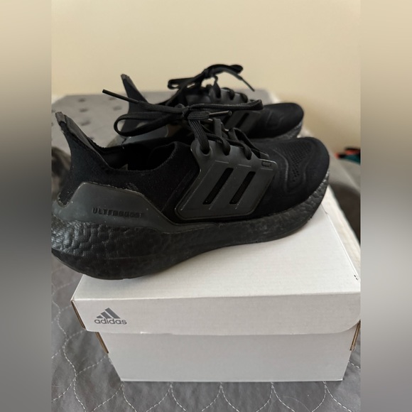 Adidas Black Ultraboost 22 - Picture 4 of 6